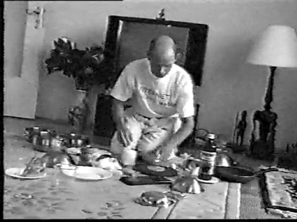 How To Become A Guy Magnet - Vacuum