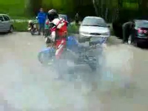 0375 - Boulet fait un Burn en moto