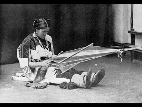 A TOUTES LES NATIONS AMERINDIENNES (FAMILLE PUEBLO)