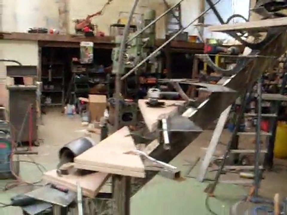 www.ferronnerie-dargoat.com : fabrication escalier limon central en métal et marches hêtre  1