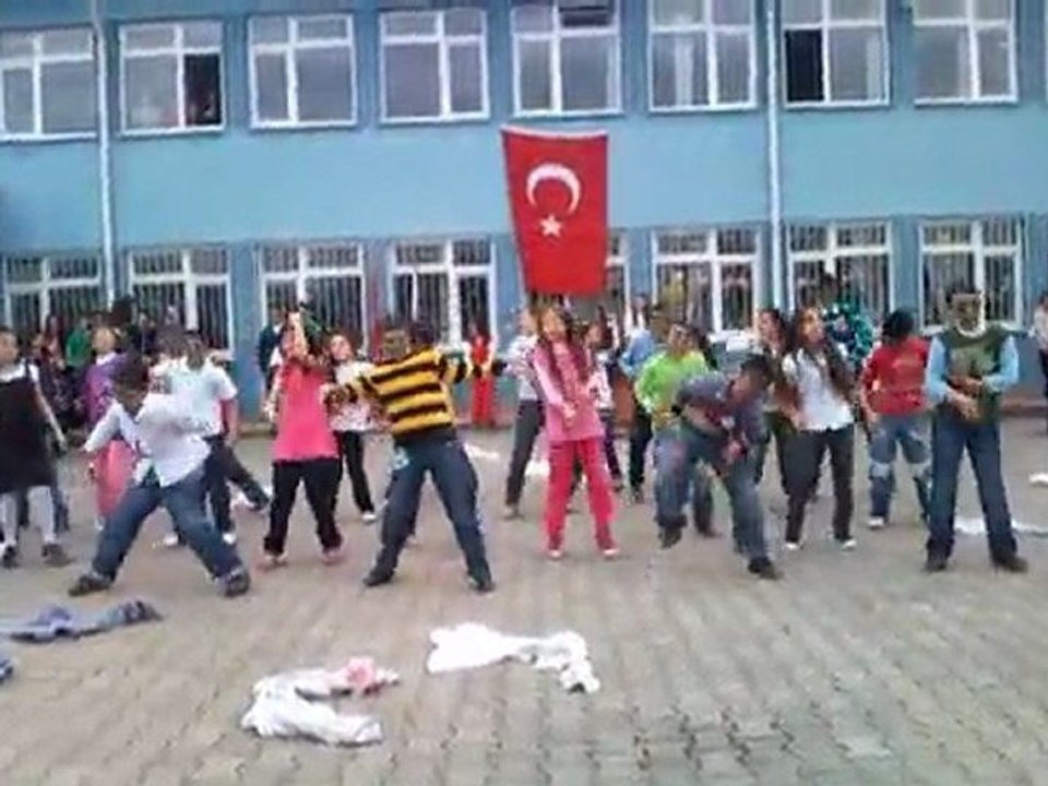 Terme Taşpınar İlköğretim Okulu 5. sınıf 23 Nisan Dans Gösterisi.. Minik Apaçiler - Minik Zombiler