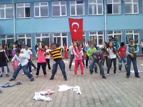 Terme Taşpınar İlköğretim Okulu 5. sınıf 23 Nisan Dans Gösterisi.. Minik Apaçiler - Minik Zombiler