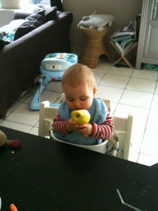 Alix mange une pomme