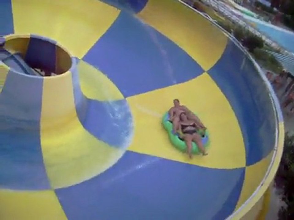 Fat Women on Wasserrutsche stecken Fail