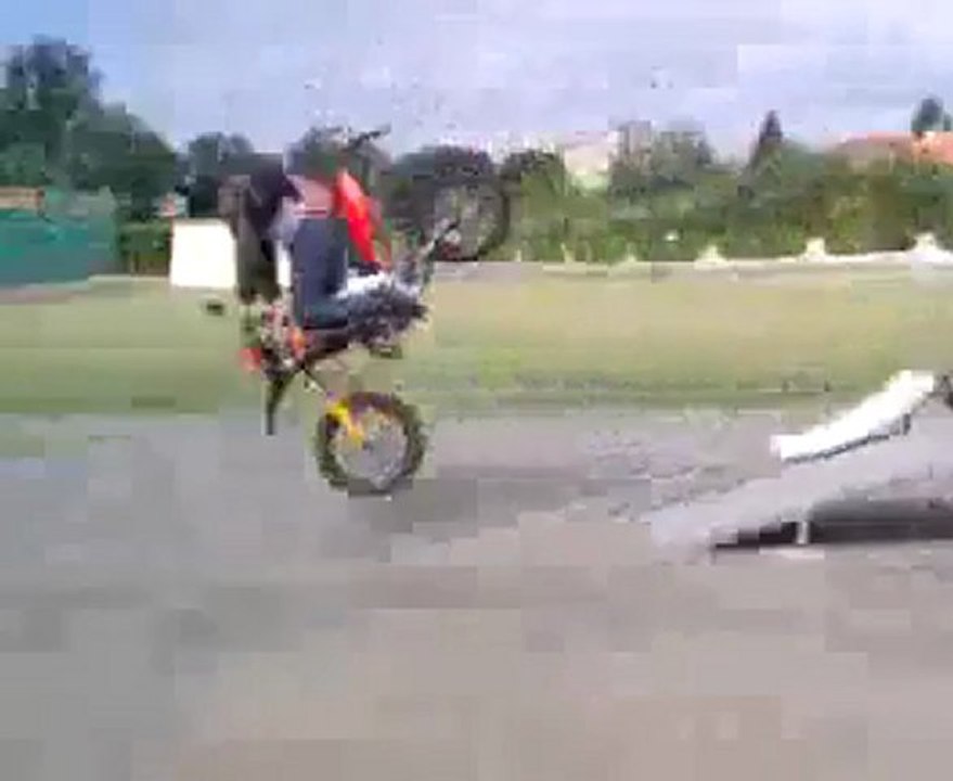 Mit dem Motorad über eine Rampe springen Fail