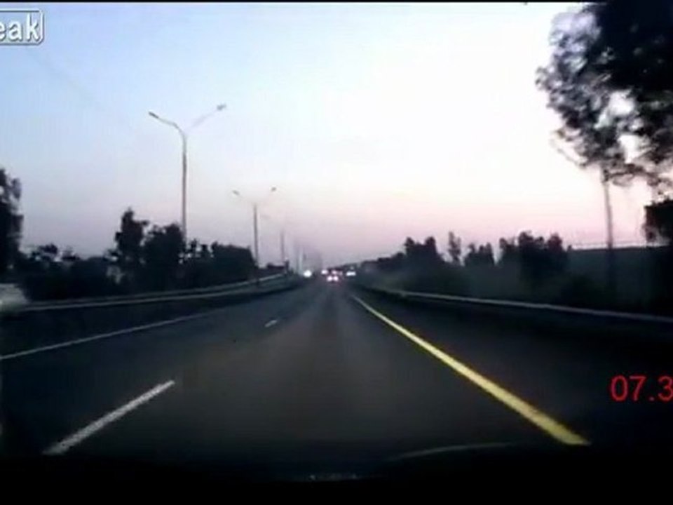 Schwerer Unfall - BMW Spin in die Schranken - WTF