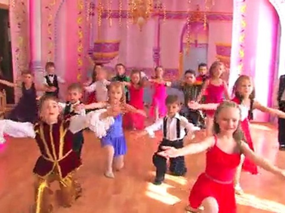 АНО ДОУ Солнышко Красивая песня из мюзикла Красавица и Лягушка - ПОДАРИ УЛЫБКУ МИРУ