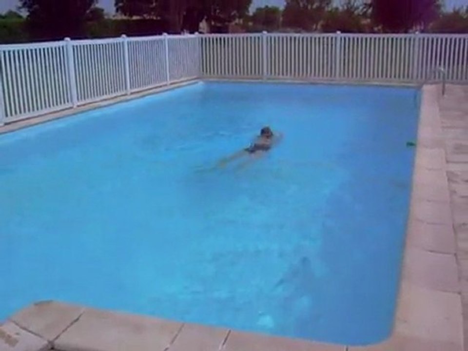 Madeleine swimming in pool001