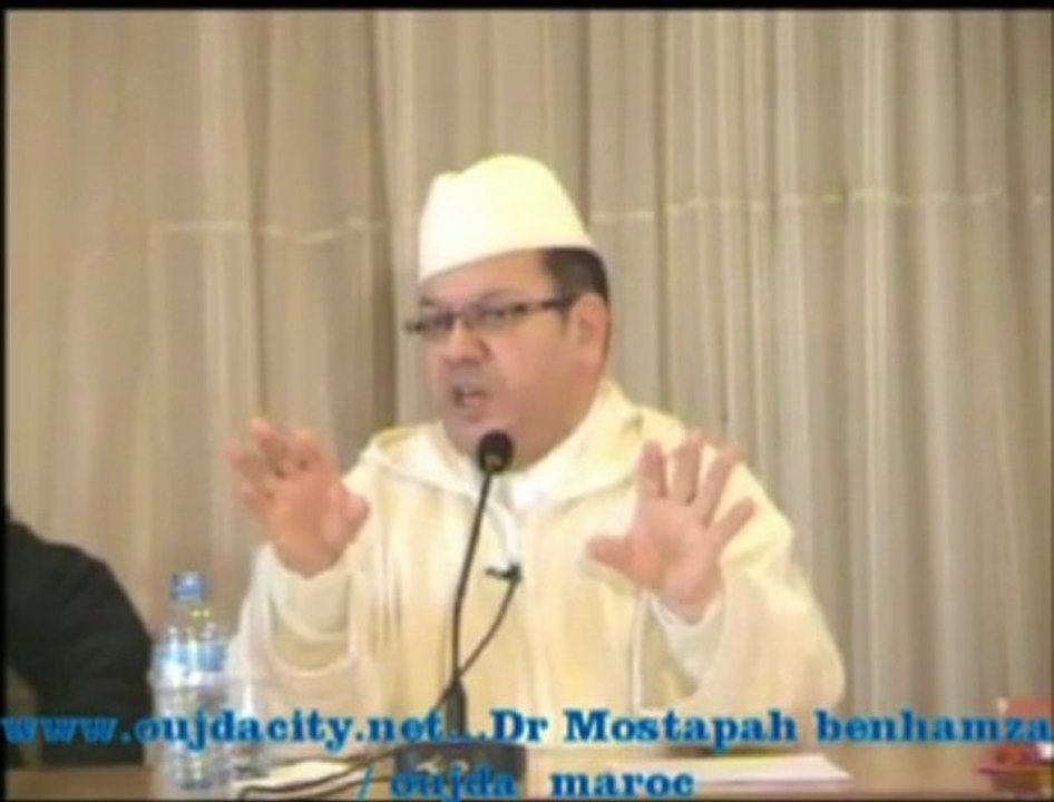 الدكتور مصطفى بنحمزة  في محاضرة حول موضوع : فقه المهجر بقاعة نداء السلام   بكلية الآداب  / جامعة محمد الأول  بوجدة