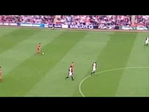 Steven Gerrard volée magnifique