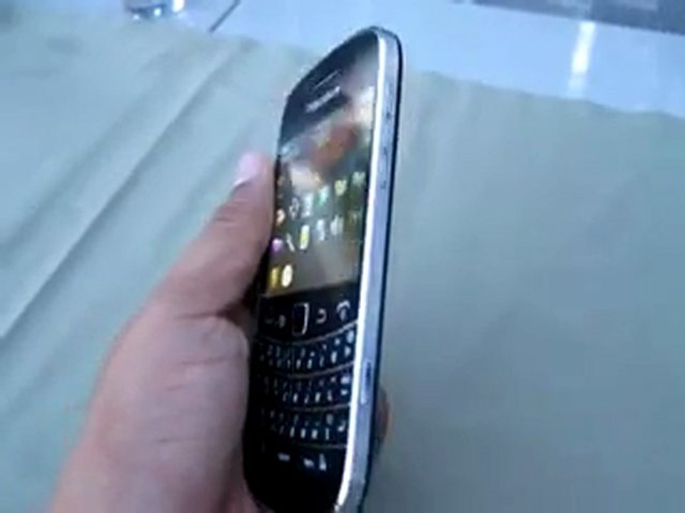 BlackBerry Bold 9900 on hands by efcell.net