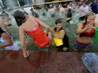 Flashmob-Wasserschlacht in Moskauer Brunnen