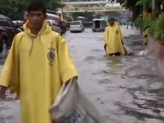 Heavy rains trigger floods in Philippines