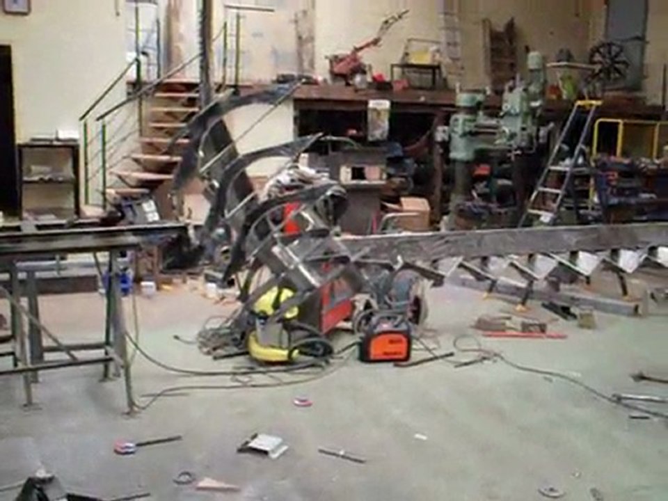 ferronnerie d'argoat : escalier limon central  suite ( 2 ) atelier a callac de bretagne