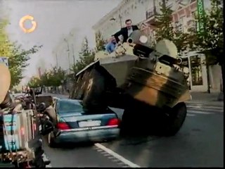 Destrozan carros mal estacionados