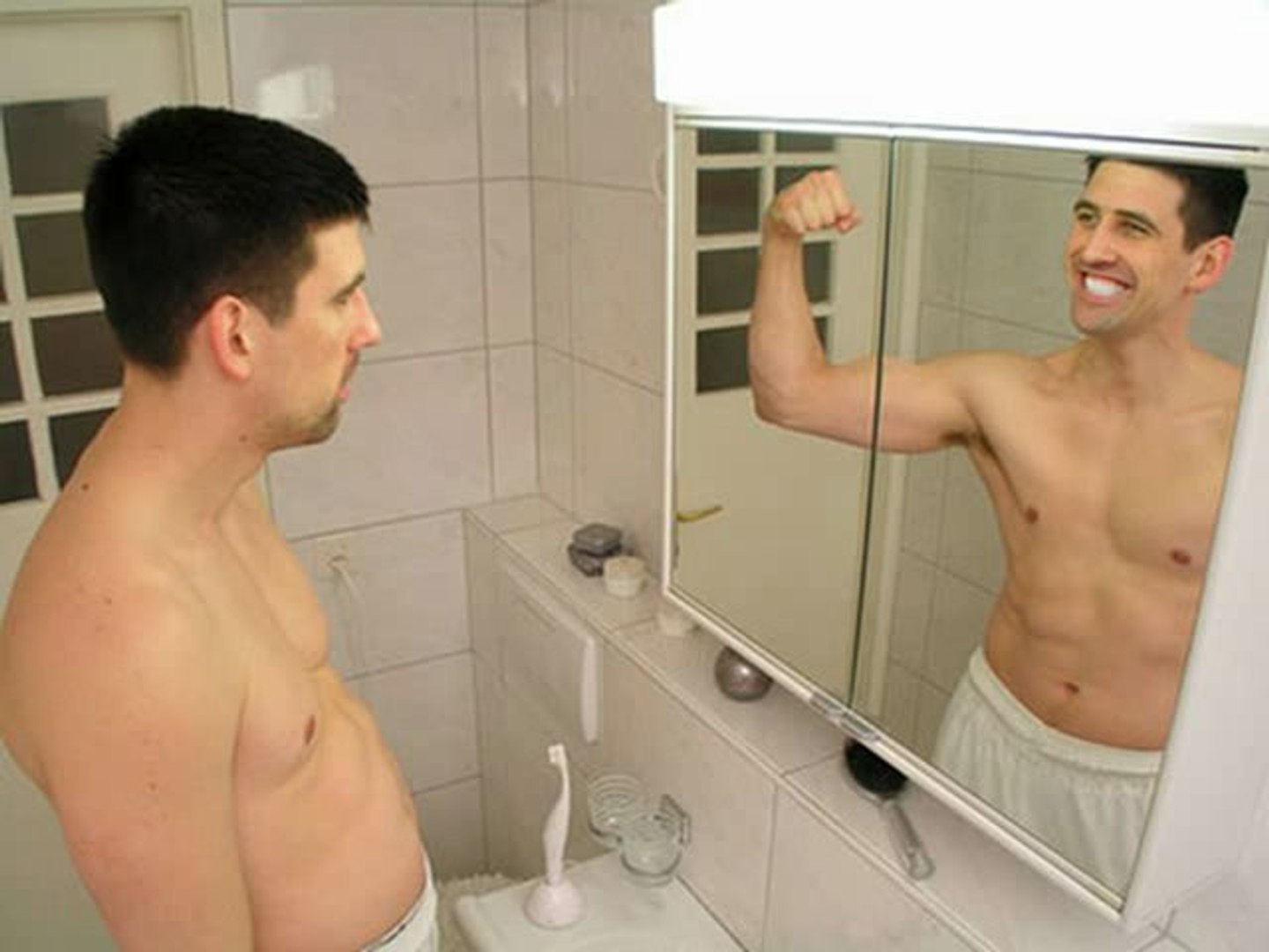 Мем мужик в зеркале. Отражение парня в зеркале. Мужик перед зеркалом. Человек перед зеркалом в ванной. Человек пкредзеркало.