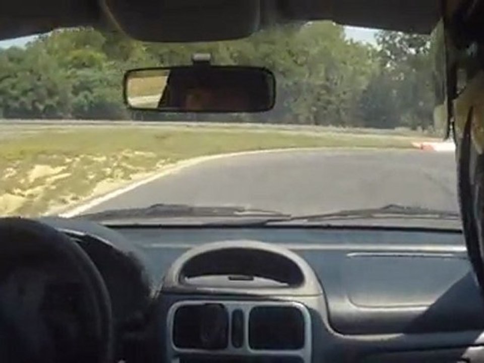 Lohéac le 31 juillet 2011 en clio RS1 avec le BCS team. Vue int 2