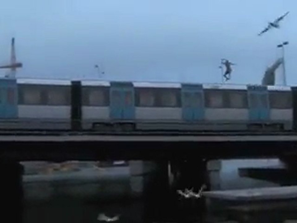 Vom Zug ins Wasser springen