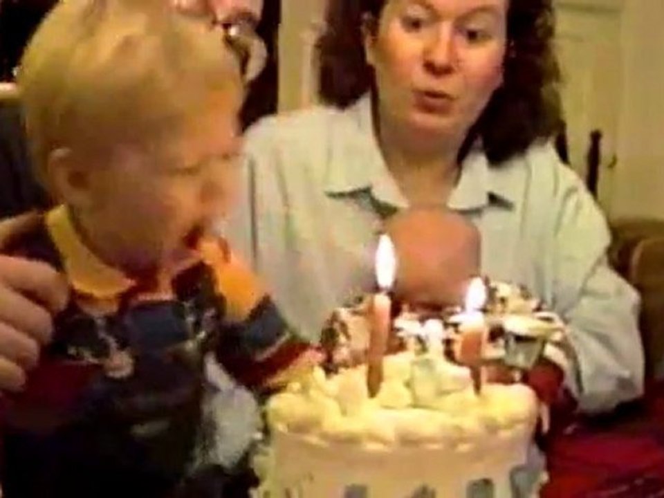 Kerzen ausblasen am Geburtstag Fail