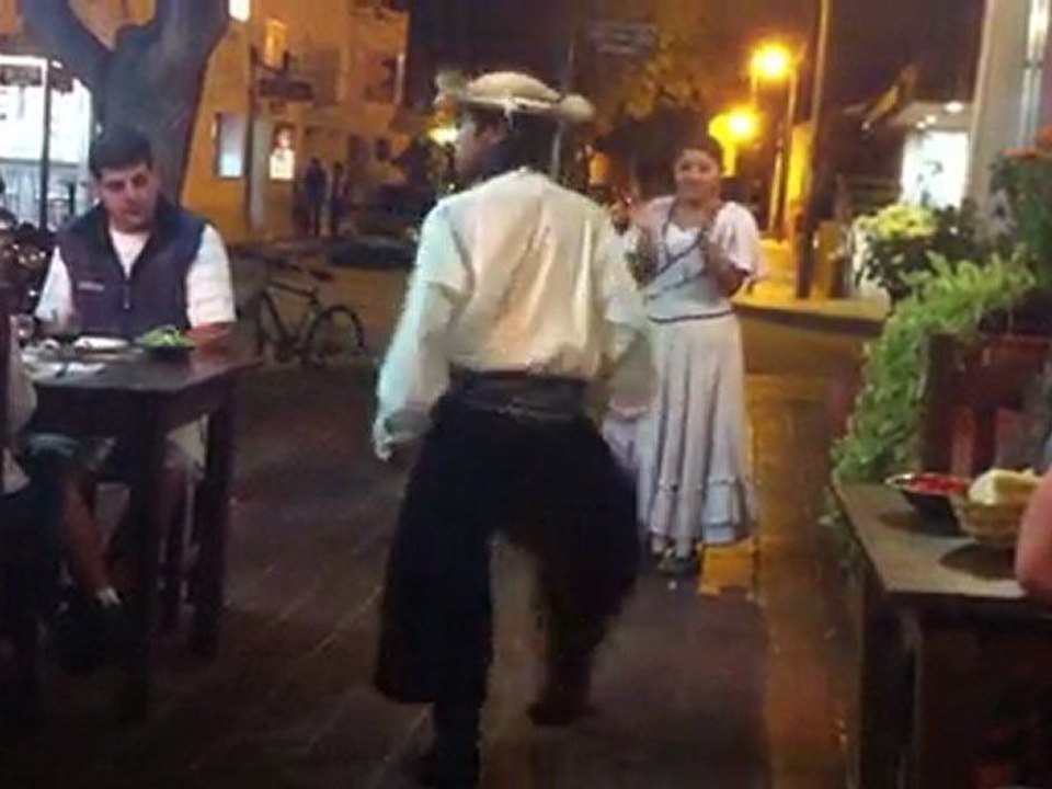 Cafayate, musique et danse en terrasse de restaurant. Province de Salta