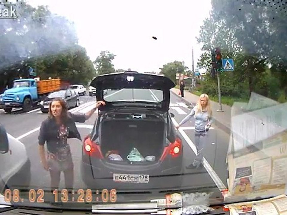 Verrückte Frau auf der Straße mit einem Staubsauger