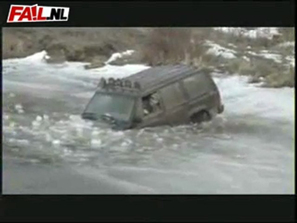 Mit dem Auto auf dem Eis Fail