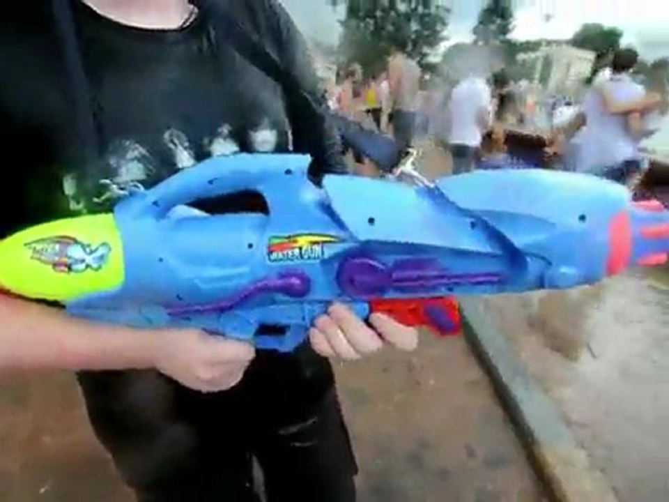 Des rires, des seaux et surtout beaucoup d'eau: pour se rafraîchir, des dizaines de jeunes ont disputé une bataille d'eau géante dans la Fontaine de l'Amitié entre les Peuples, le 31 juillet à Moscou