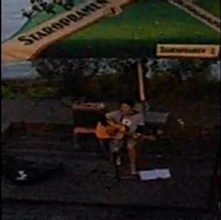 With or without you par un chanteur amateur (et anonyme) sur les bords de la Vltava à Prague