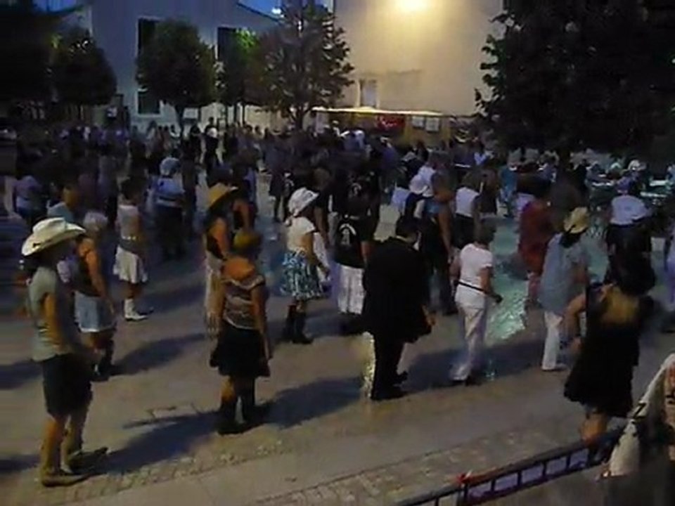 VIDEO Bal du 30 juillet 2011 Vic place de l'office du tourisme 043