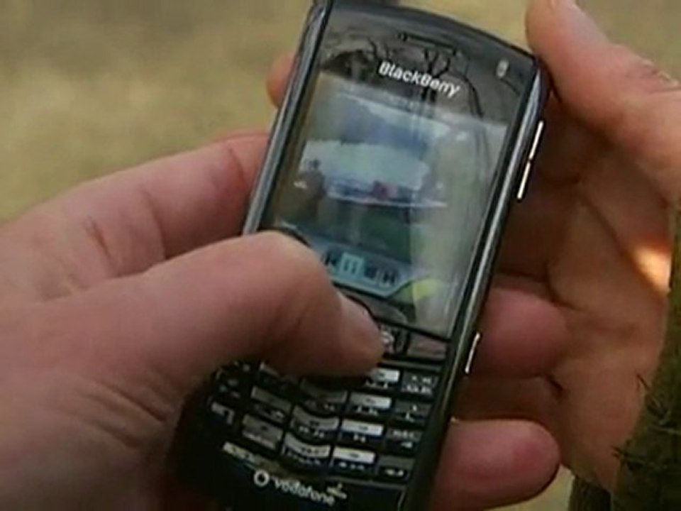 UK adults 'addicted' to smart phones