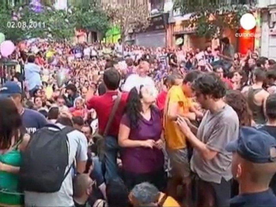 La policía carga contra los indignados en Madrid