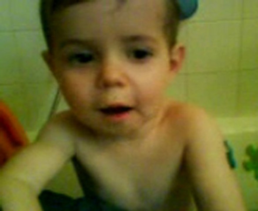 le 27 mai 2009, Sam fait des bulles de savon