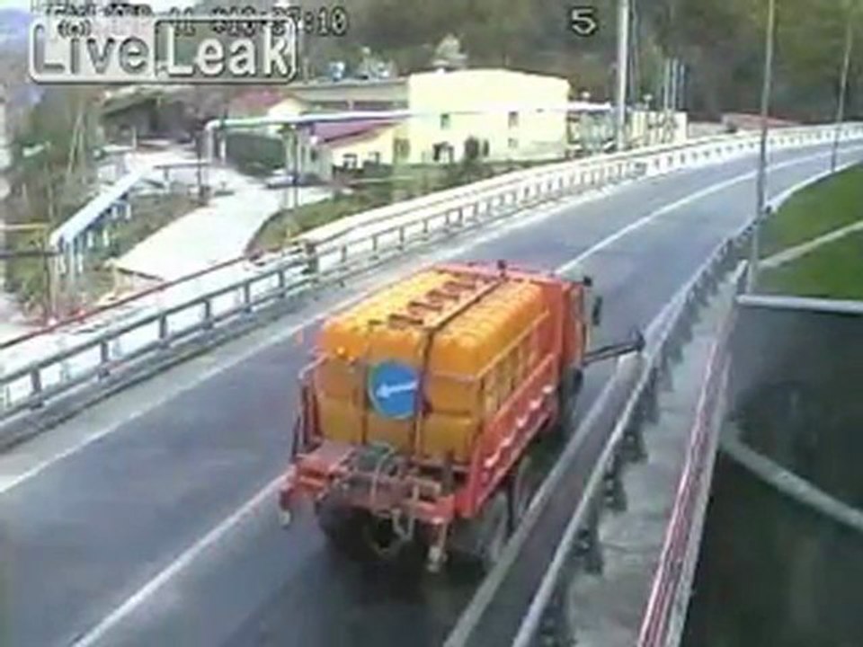 Cop Ursachen Unfall auf Brücke