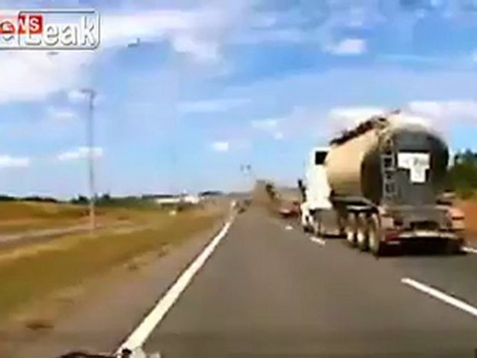 Car springt über Autobahn - Trucker nimmt sie alle heraus! schrecklich