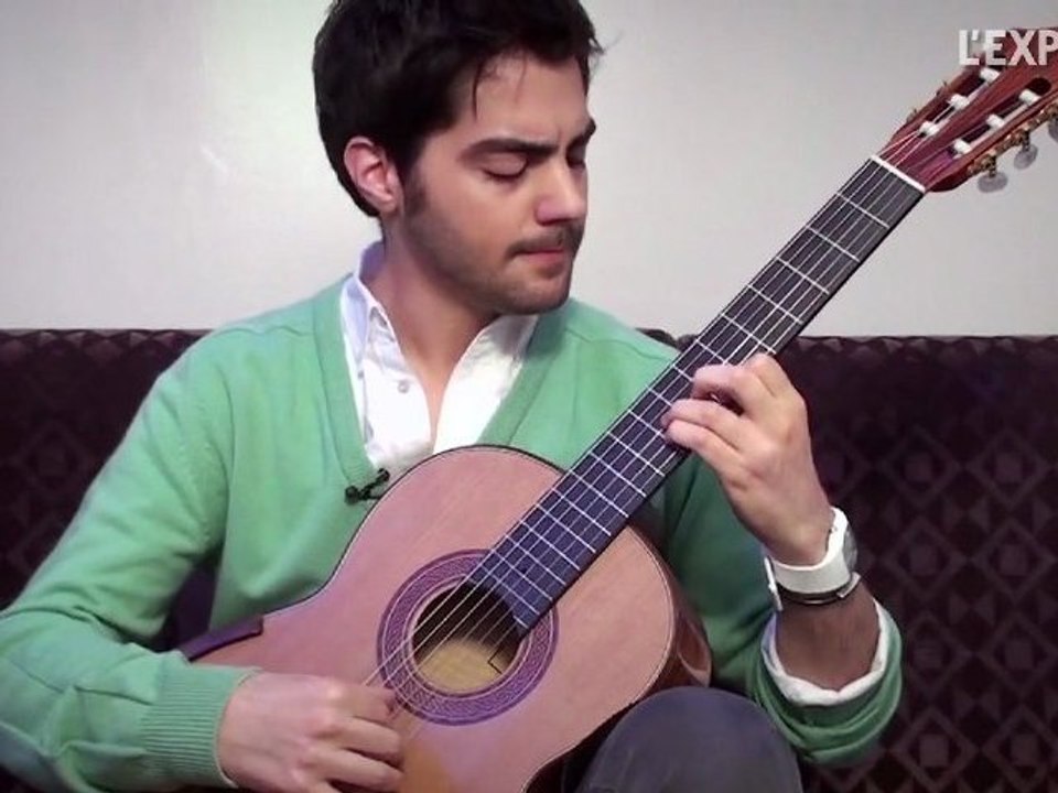 Milos Karadaglic et sa guitare en session acoustique