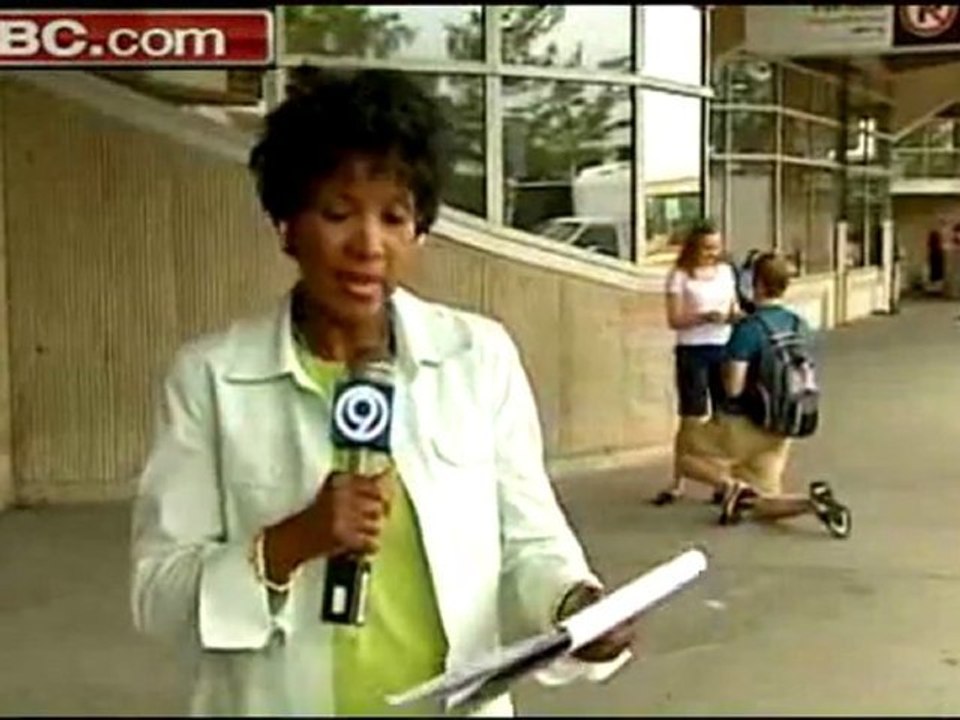 Guy Accidentally schlägt während der Live Newscast