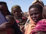 Premier repas chaud pour les Somaliens qui fuient la famine