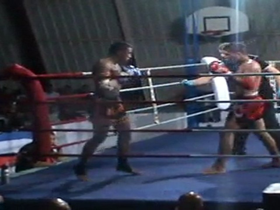Chebila Nadir vs Lauret Nicolas round 3 - Gala du Phenix 3 - 02-07-11 - phenix muaythai