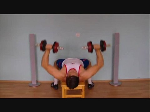 Как накачать грудные мышцы дома.