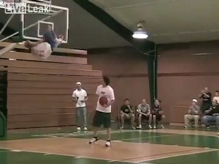 Hilarious Dunk-Dude Gets In Basketball Rim Unzertrennlic