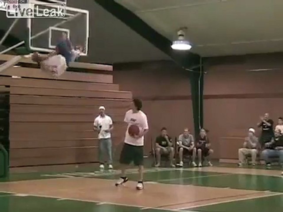 Hilarious Dunk-Dude Gets In Basketball Rim Unzertrennlic