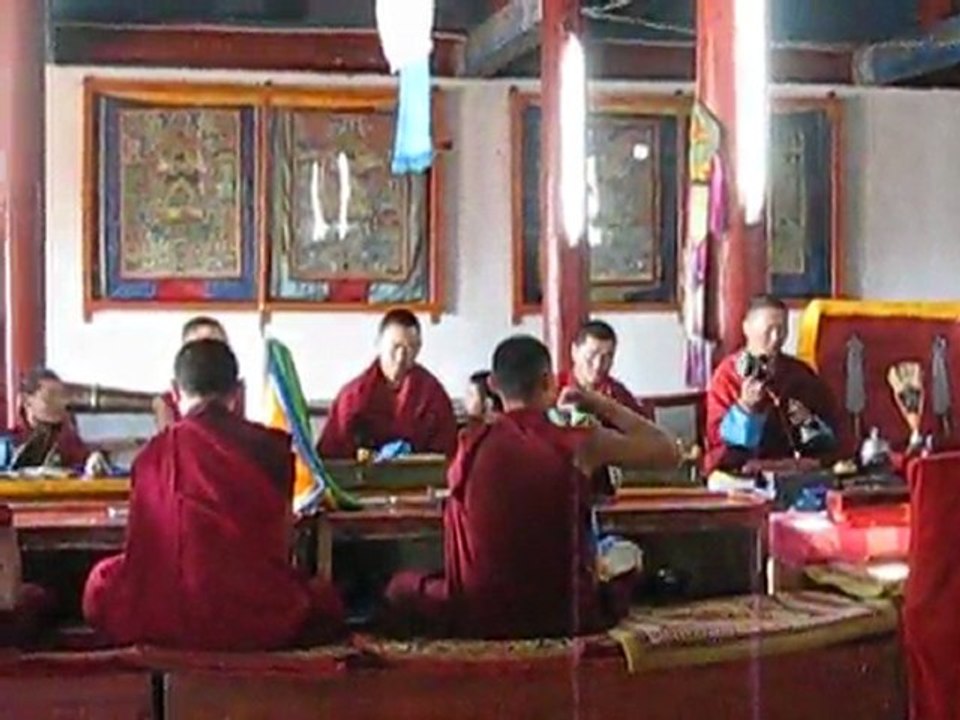 mongolie-(11)-priere dans un monastere