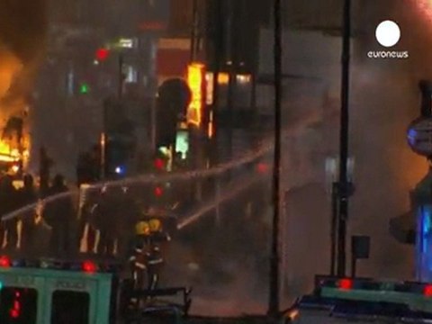 Guerriglia urbana a Londra, otto poliziotti feriti