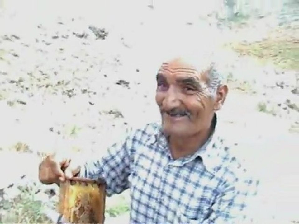 Gülnar İlçesi Alanboğaz- Gevleğiz arasında 30 yıldır arıcılıkla uğraşan mustafa Kevrek