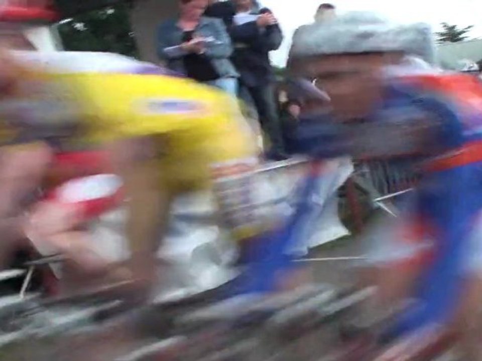 L'arrivée du peloton des 3ème caté à saint Anne en Buléon