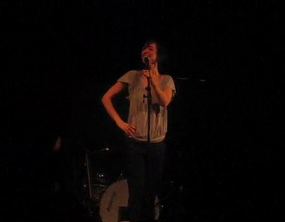 Pauline Croze - Dans la chaleur des nuits de pleine lune (a capella avec le public) @ Théâtre Simone Signoret à Conflans-Sainte-Honorine 10/10/2008