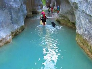 Endy nage dans les gorges du Toulourenc