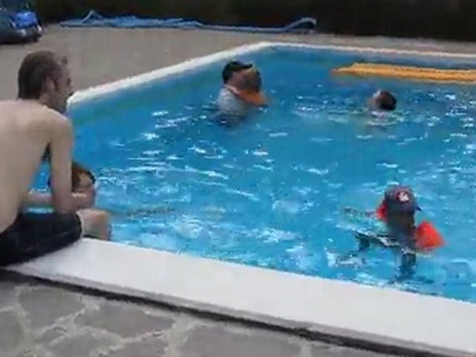 Naomy dans la piscine