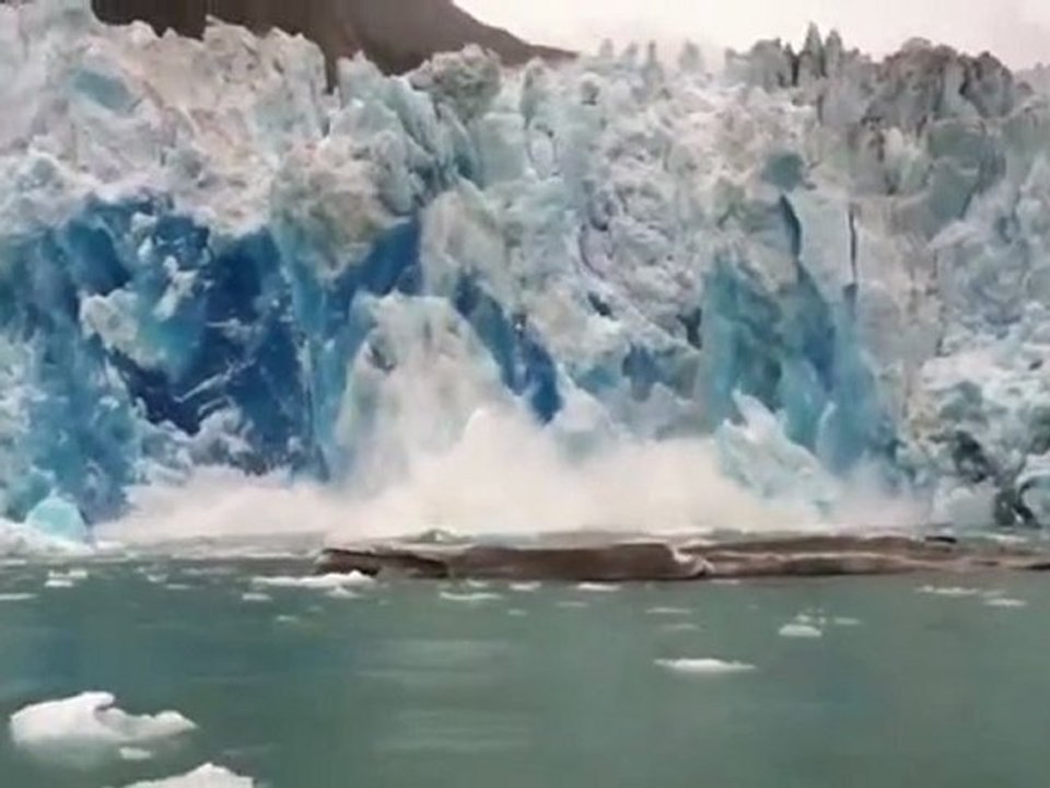 Tourist Boat zu nahe kommt Collapsing Glacier