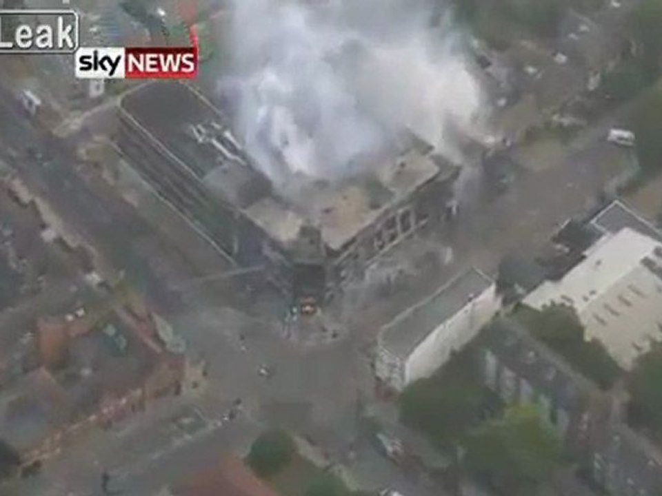 Compilation von Footage von der letzten Nacht Tottenham Riots. London, England.